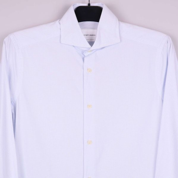 Närbild på skjortans framsida och överdel med knappar och krage