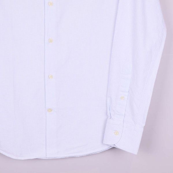 Närbild på manschett och nederkant av skjortärm