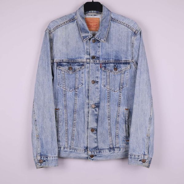 Ljusblå jeansjacka upphängd rakt framifrån