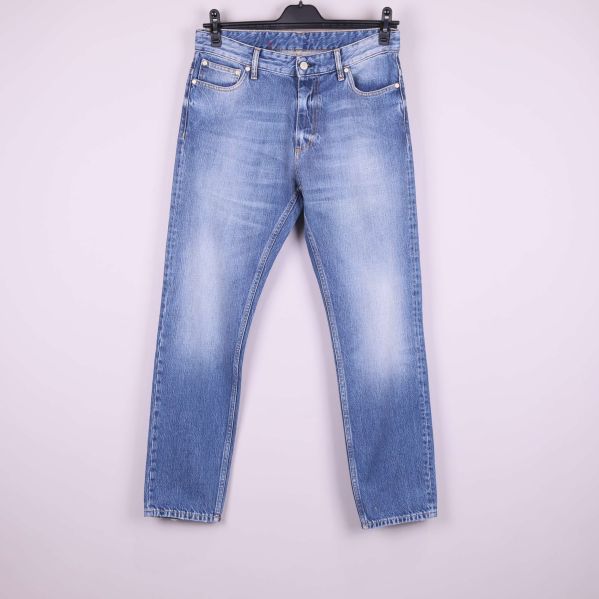 Framsidan av ljusblå jeans med tvättade detaljer