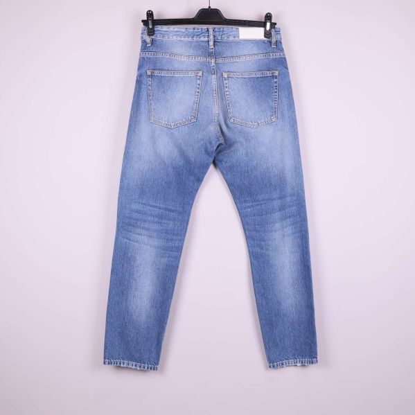 Baksidan av jeans med två fickor och slitningar