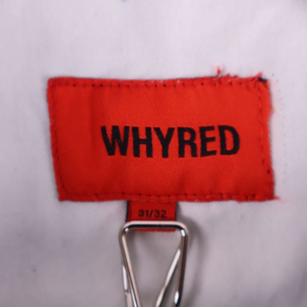 Röd etikett inuti jeans med texten Whyred