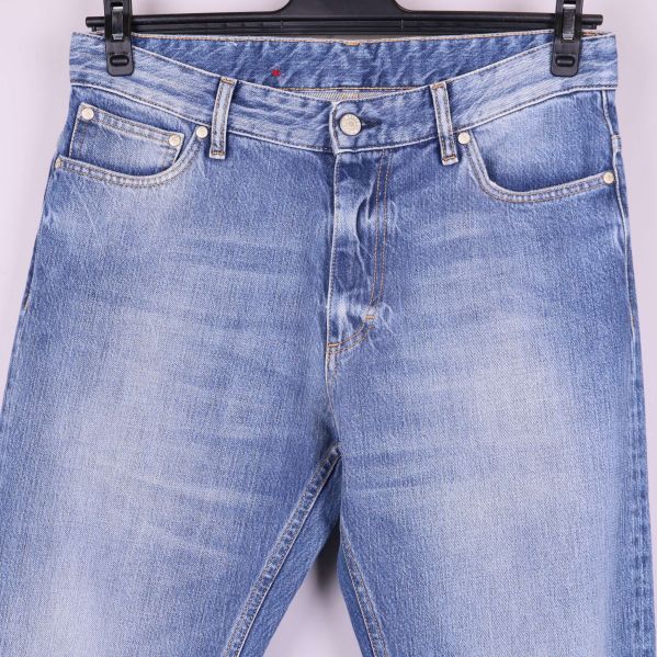 Närbild på jeansens midja och framfickor