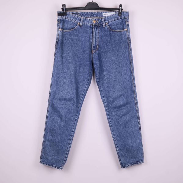 Blå raka jeans med klassisk femficksdesign framifrån