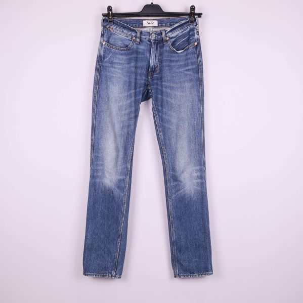 Jeans i ljusblå denim på galge mot vit bakgrund