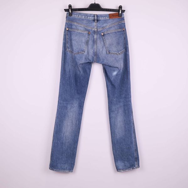 Baksidan på ljusblå jeans i denim mot vit bakgrund