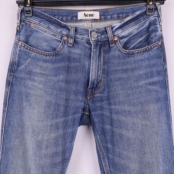 Närbild av midja och fickor på ljusblå jeans