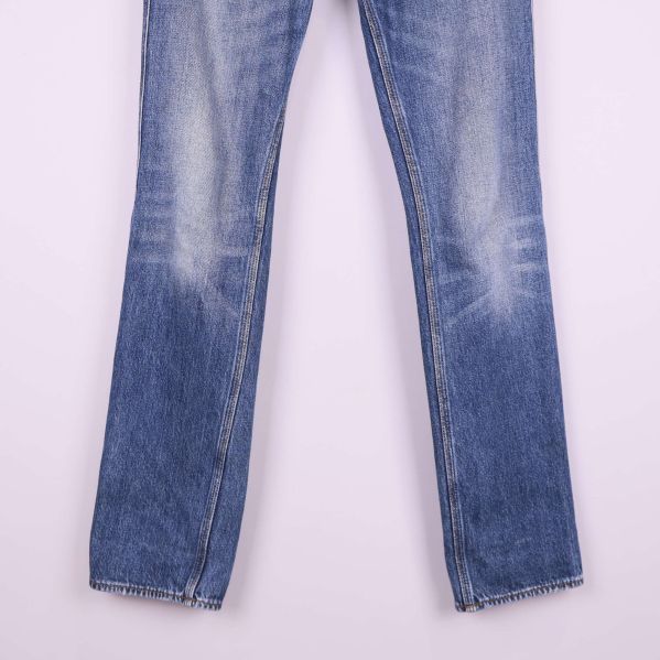 Närbild av nedre delen på jeans med slitningar