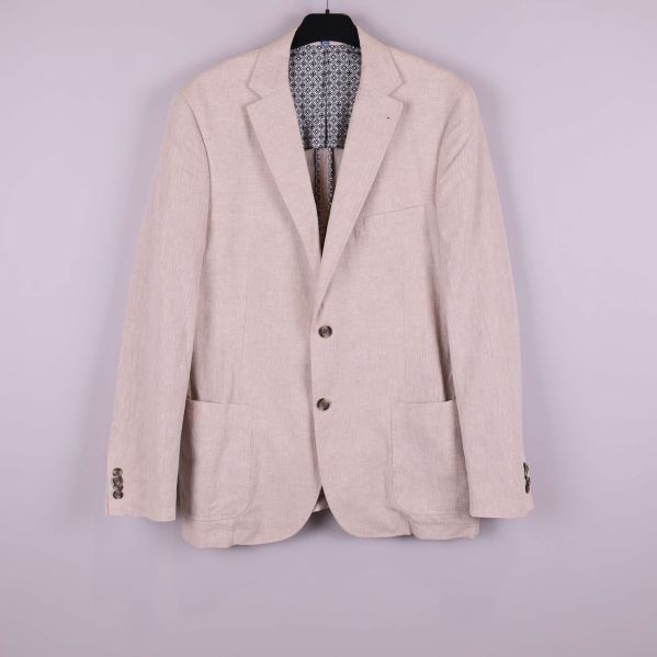 Ljusbeige kavaj med två knappar och påsydda fickor, hängande på galge