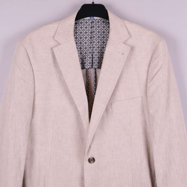 Kavaj med strukturerat tyg och mönstrat innerfoder synligt vid krage