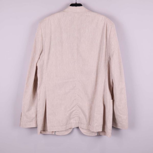 Baksidan av ljusbeige kavaj med dubbla sprund