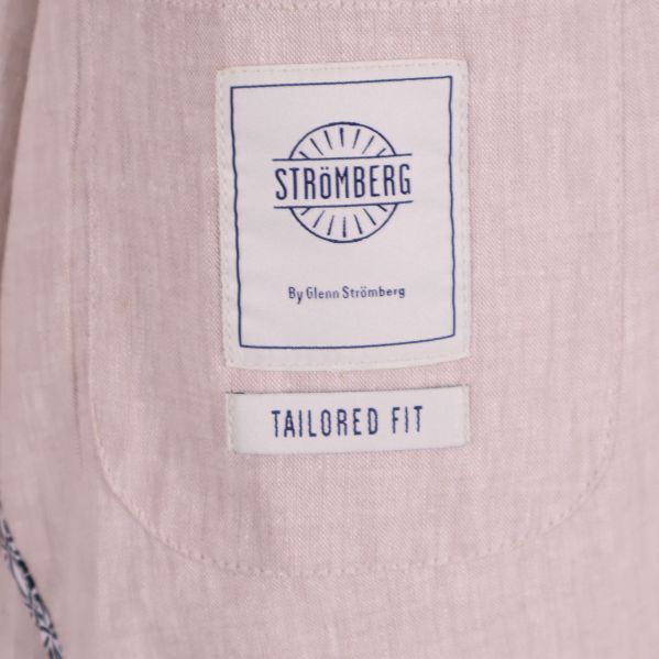 Logolapp Strömberg och text Tailored Fit på ljusbeige tyg