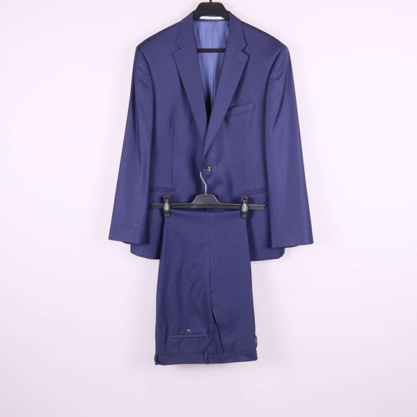 Blå kostym på galge med kavaj och byxor framifrån