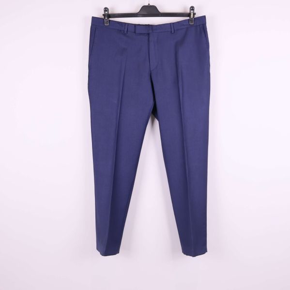 Blå kostymbyxor framifrån med pressveck och hällor