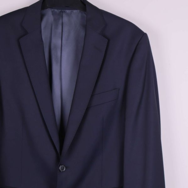 Närbild av axel och bröstficka på blå kavaj