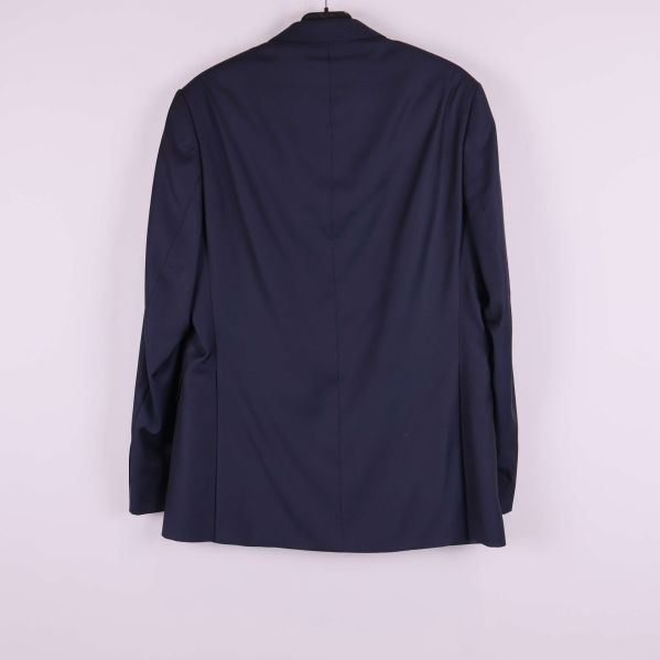 Mörkblå kavaj på galge sedd bakifrån