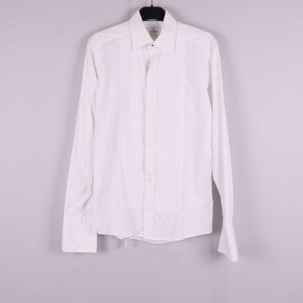 Vit skjorta med plisserad front på galge