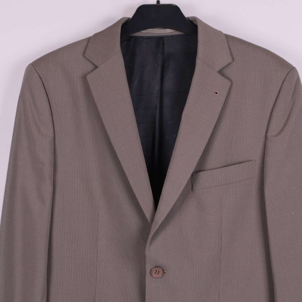 Närbild av kavajens övre framdel och slag