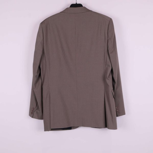 Baksida av brungrå randig kostymkavaj