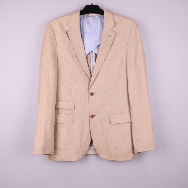 Beige kavaj med två knappar och fickor framtill