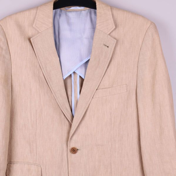 Närbild på krage och övre framstycke med knapp