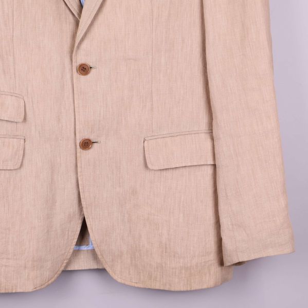 Nedre del av kavajens framsida med fickor och knappar