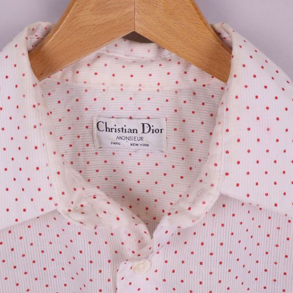 Närbild på etikett med texten Christian Dior