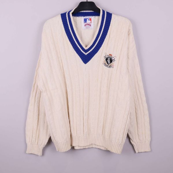 Kabelstickad ljus tröja med blå V-ringning och logotyp