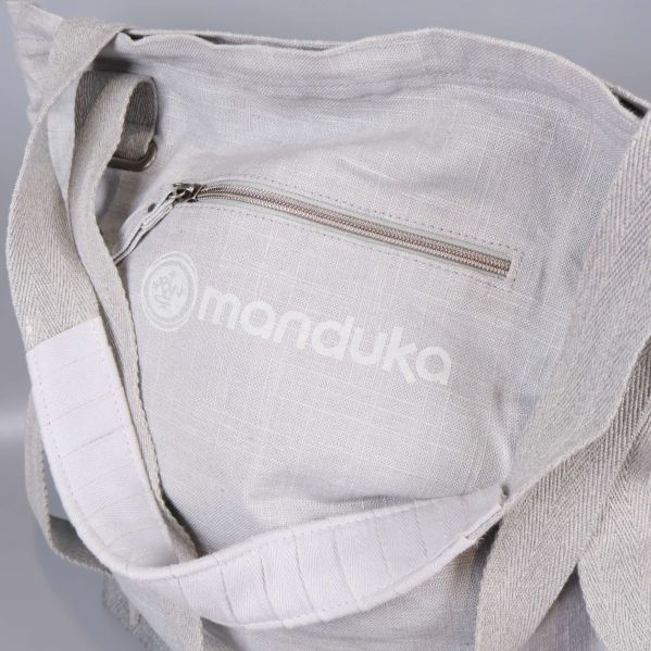 Närbild på framsidan av tygväskan med logotyp och dragkedjeficka