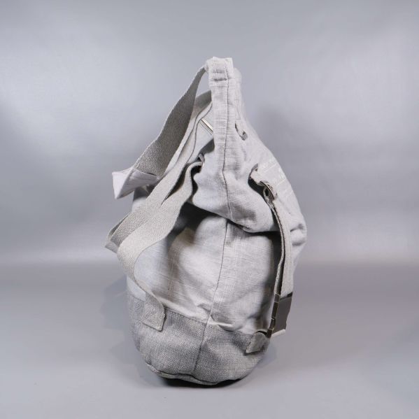 Sido vy av tygväska med justerbara axelband