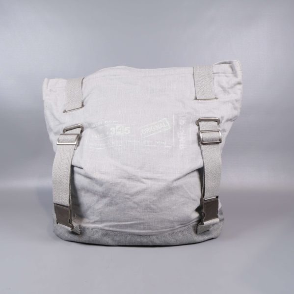 Baksida av tygväska med spännen och sömmar