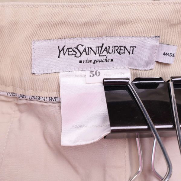 Närbild på Yves Saint Laurent-etikett och storleksmärkning 50