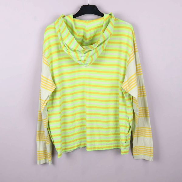 Randig hoodie i gult och grönt sedd bakifrån