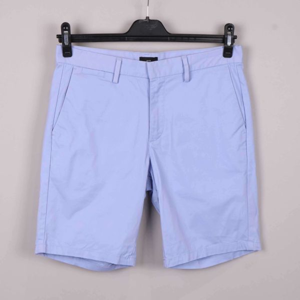 Ljusblå shorts framifrån på galge