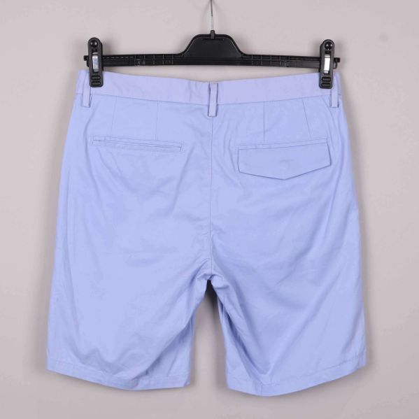 Ljusblå shorts bakifrån med två bakfickor