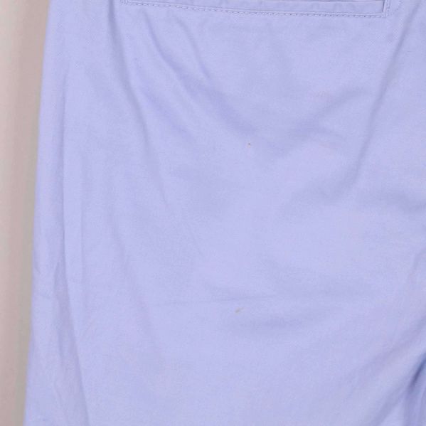 Närbild på tyg och bakficka på shortsen