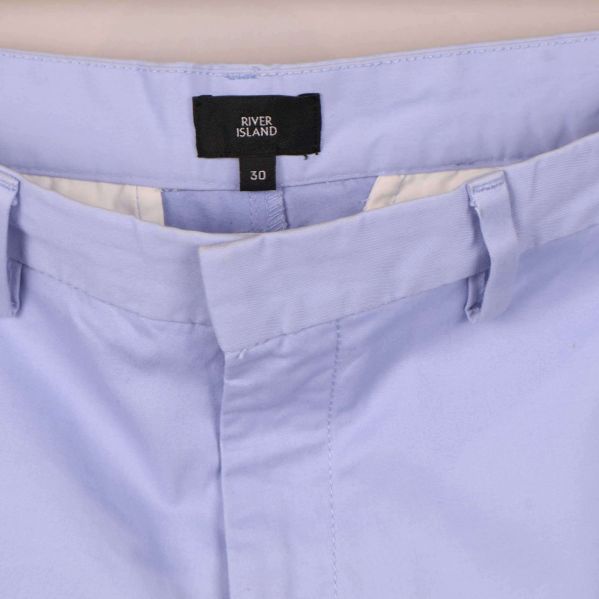 Närbild på linning och knäppning framtill