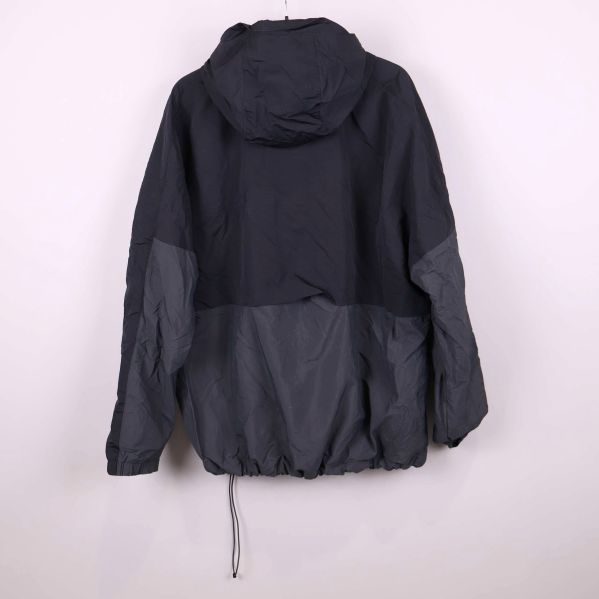 Baksidan av Nike Air vindjacka med huva och justerbar nederkant