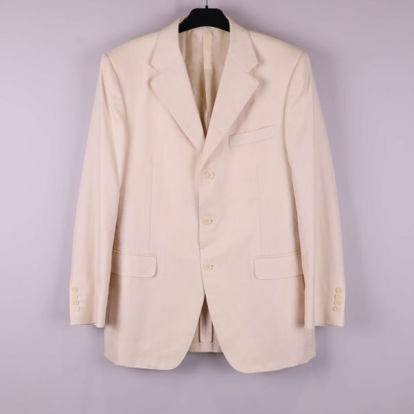 Klassisk ljus kavaj med knappar och slag på galge