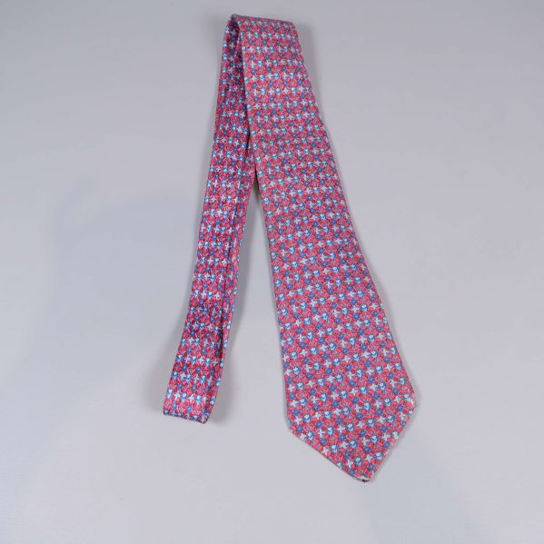 Slips med färgglatt grafiskt mönster utlagd