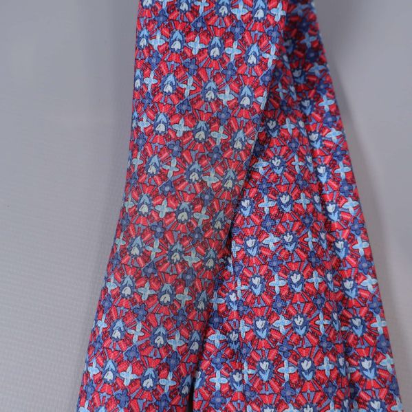 Närbild på fläck på slips