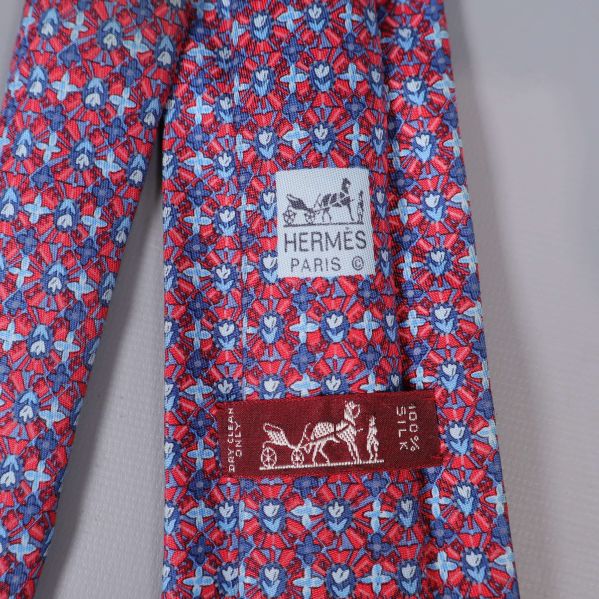 Hermès Paris etikett och 100% siden etikett på slipsens baksida
