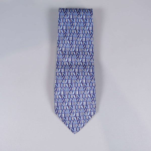 Slips i blått med mönster av böcker på vit bakgrund