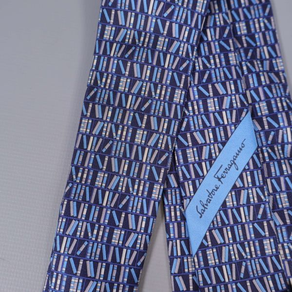 Detaljbild på Salvatore Ferragamo logga på slipsen