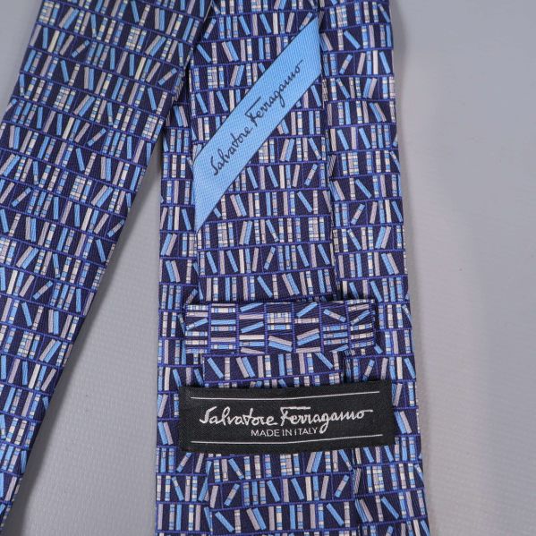 Närbild på märkning och baksida av slips