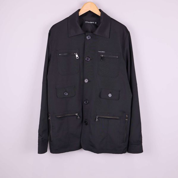 Svart jacka med flera fickor och knappar framtill