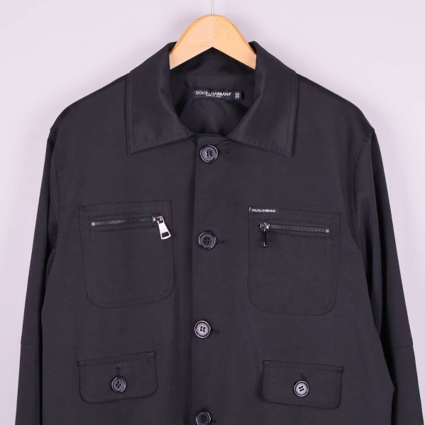 Närbild av de övre fickorna och knappar på jackans framsida