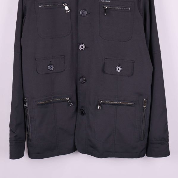 Jackans nedre framfickor med dragkedjor och raka sömmar