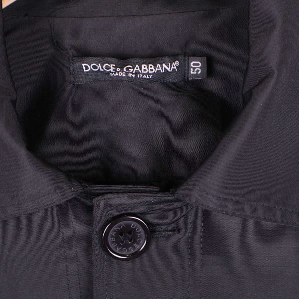 Närbild på krage och Dolce & Gabbana logotyp i nacken