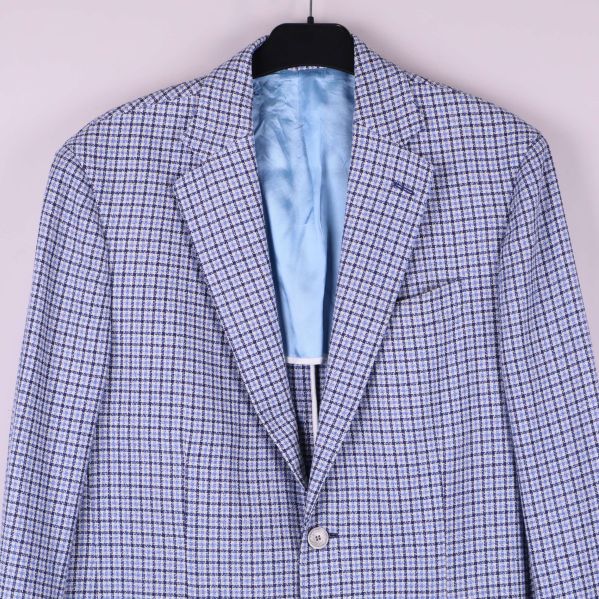 Närbild på krage och axel, blått rutmönster